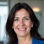 La Dra. Elena Rodríguez, nutricionista clínica experta, sonriendo amablemente.