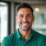 El Dr. Javier García, fisioterapeuta deportivo con experiencia, mostrando confianza.