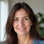 La Psic. Ana Soto, experta en mindfulness y bienestar emocional, con una expresión serena.