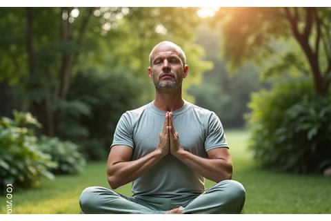 Javier, un hombre de 45 años, haciendo yoga tranquilamente al aire libre, demostrando mejoría en bienestar mental.