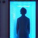 Persona dentro de una cabina de crioterapia moderna.